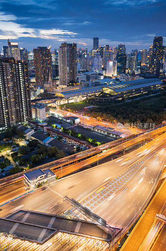 在泰国曼谷的日出高峰期，高速公路中央商务区rama 9 Asoke路的高角度视图